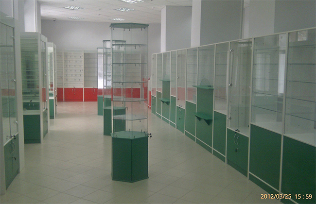 Торговая мебель для аптек: пристенные стеллажи, витрины, презентационное оборудование