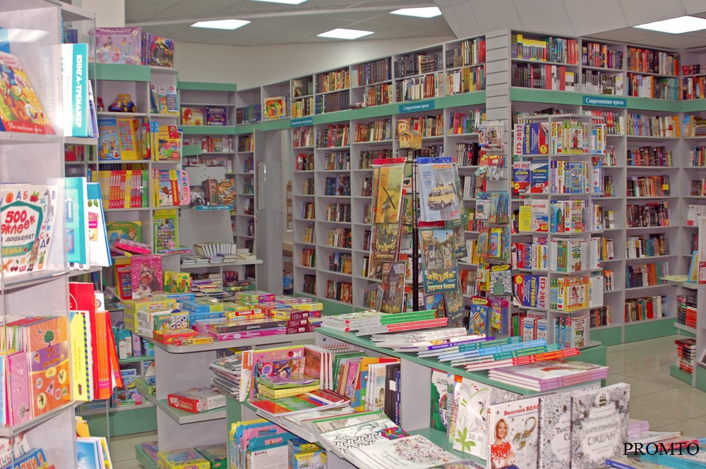 Игры книжный магазин. Ребенок в книжном магазине. Детский книжный магазин. Книжный отдел. Книжный магазин картинки.