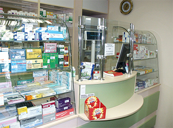 Фото - прикассовая зона в аптеке с гнутыми стеклами