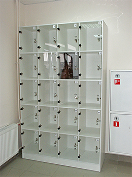 Камера хранения с прозрачными дверками из оргстекла