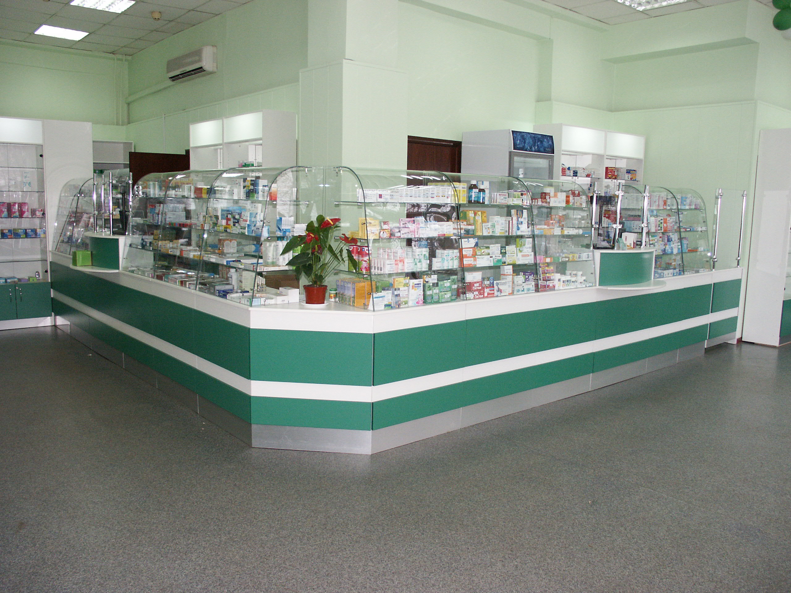 Аптека в спальном районе Москвы: яркие цвета, интересный дизайн, оптимальная экспозиционная площадь