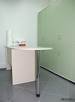 Стол для разбора и сортировки товара в материальной комнате