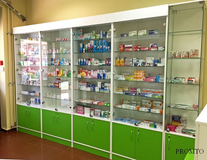 пристенное пространство аптеки оформлено витринами цвета зеленая мамба