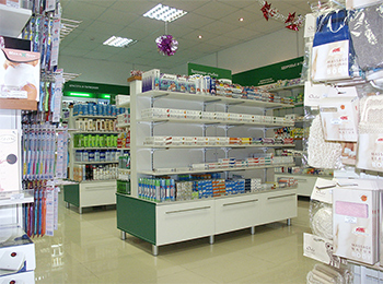 Пример линейной продольной схемы размещения аптечной мебели